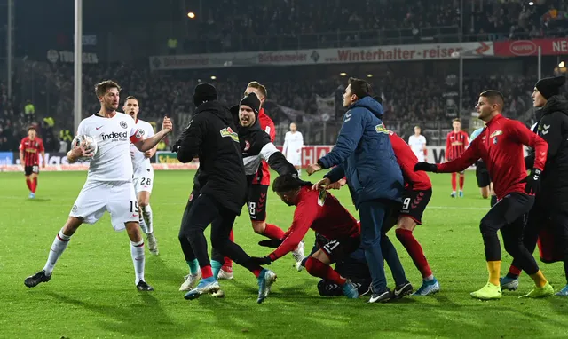 Hy hữu: Đốn ngã HLV đối thủ, cầu thủ Bundesliga nhận thẻ đỏ trực tiếp! - Ảnh 2. Hy hữu: Đốn ngã HLV đối thủ, cầu thủ Bundesliga nhận thẻ đỏ trực tiếp! - Ảnh 2.