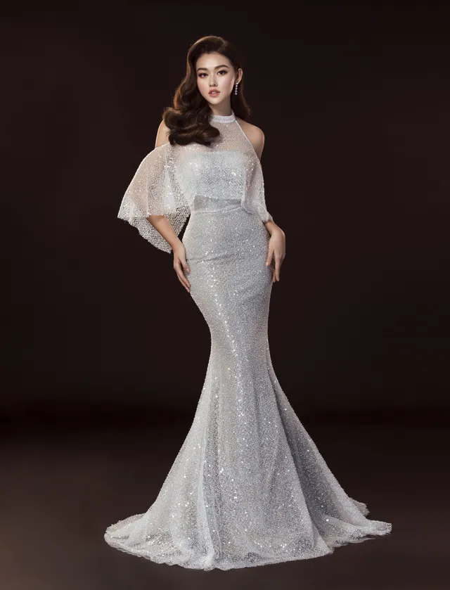Tường San tung bộ ảnh gợi cảm với đầm dạ hội trước thềm Chung kết Miss International 2019 - Ảnh 8.
