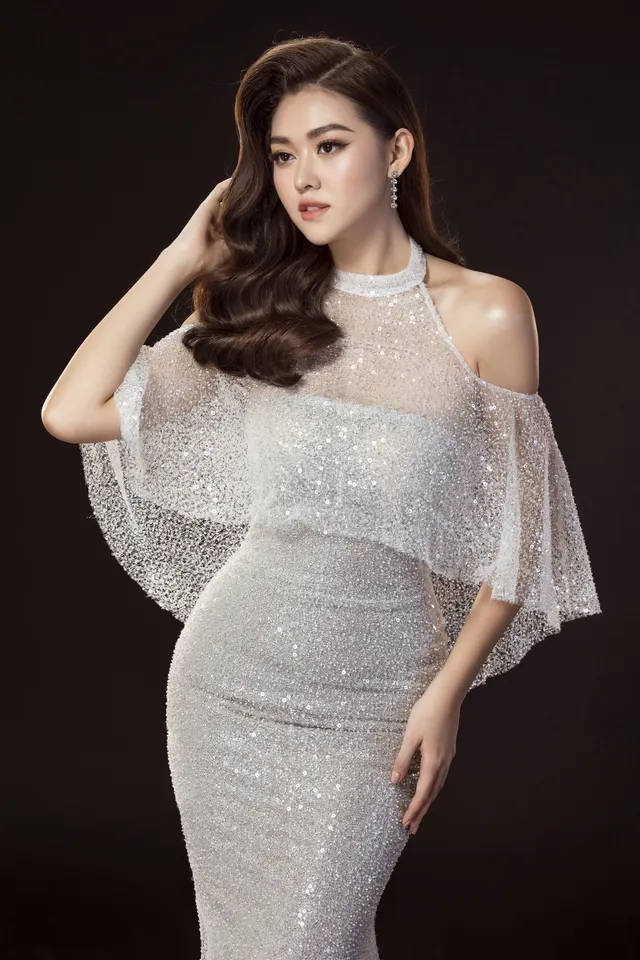 Tường San tung bộ ảnh gợi cảm với đầm dạ hội trước thềm Chung kết Miss International 2019 - Ảnh 7.
