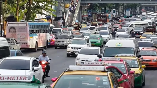 Thái Lan gia hạn thị thực cho người nước ngoài mắc kẹt vì dịch COVID-19 - Ảnh 1.