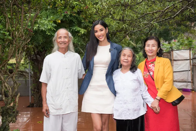 Ghé thăm nhà Hoàng Thùy ở Thanh Hóa trước khi cô lên đường thi Hoa hậu Hoàn vũ 2019 - Ảnh 1.