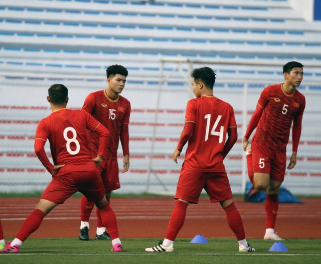 U22 Việt Nam tập làm quen sân đấu trận ra quân gặp ĐT U22 Brunei - Ảnh 1.