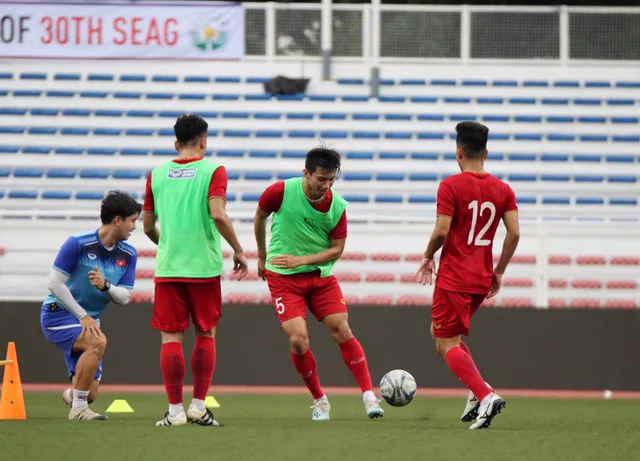 Quang Hải, Hùng Dũng ra sân tập, sẵn sàng thi đấu với U22 Lào - Ảnh 9.