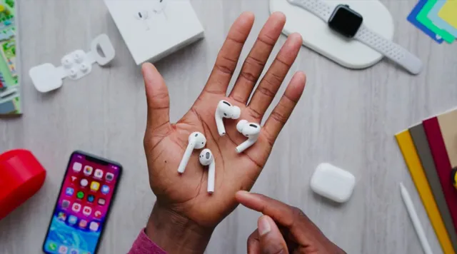 Bán AirPods nhái, hai người bị bắt - Ảnh 1.