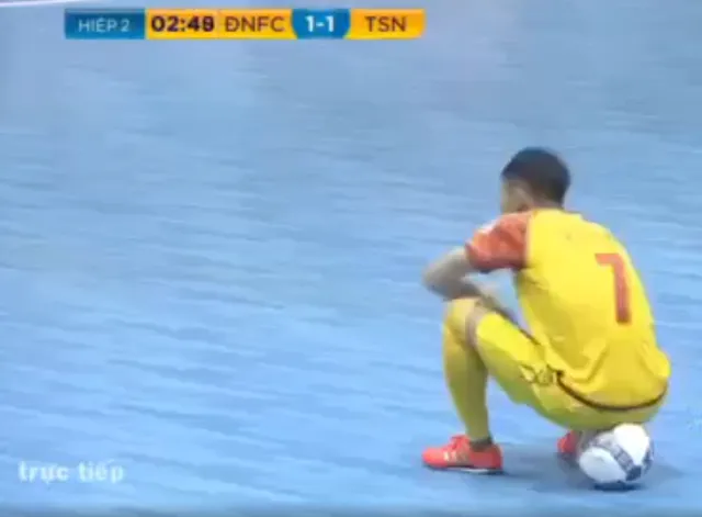 Tuyển thủ futsal Việt Nam bị cảnh cáo vì hành vi ngồi trên bóng buộc giày - Ảnh 1.