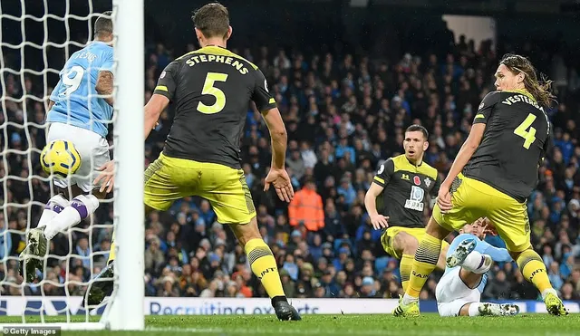 Man City 2-1 Southampton: Ngược dòng thắng kịch tính, Man City tiếp tục bám đuổi Liverpool - Ảnh 3.