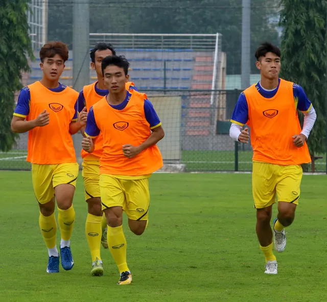 U20 Việt Nam tập buổi đầu tiên chuẩn bị cho giải giao hữu quốc tế - Ảnh 2.