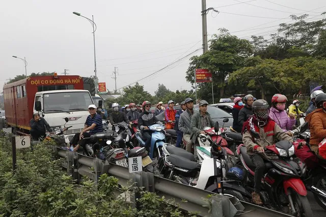 Tàu hỏa tông đứt đôi xe đầu kéo ở Thường Tín, Hà Nội - Ảnh 4.