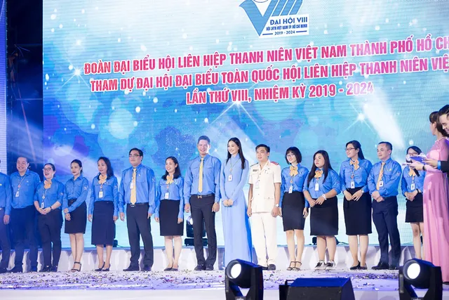 Hoa hậu Tiểu Vy sánh vai cùng diễn viên Bình Minh dự Đại hội đại biểu Hội LHTN TP.HCM - Ảnh 1.