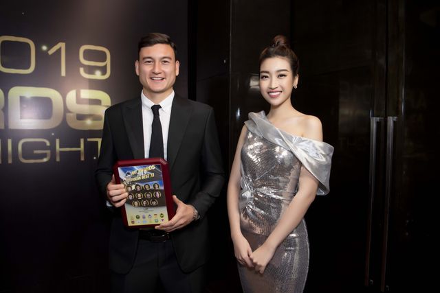 AFF Awards 2019: Tiểu Vy selfie cùng Đặng Văn Lâm, Đỗ Mỹ Linh khoe sắc bên dàn cầu thủ - Ảnh 6.