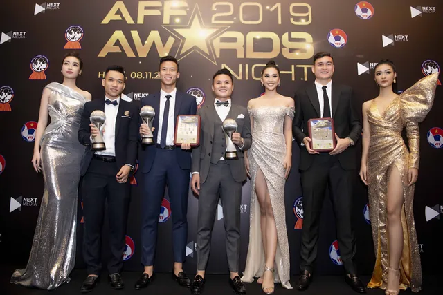 AFF Awards 2019: Tiểu Vy selfie cùng Đặng Văn Lâm, Đỗ Mỹ Linh khoe sắc bên dàn cầu thủ - Ảnh 1.