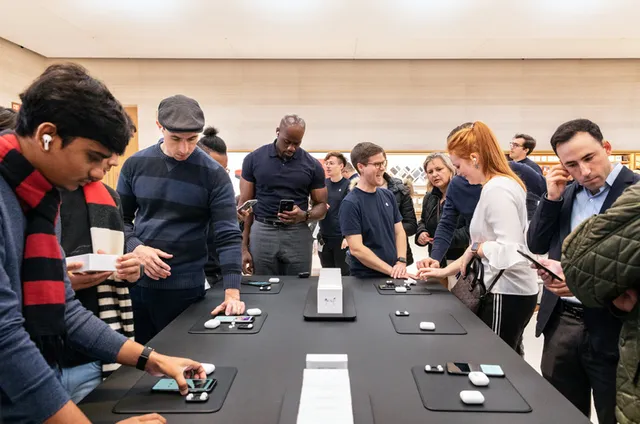 Apple cân nhắc tặng Airpods kèm iPhone 12 Pro Max - Ảnh 1. Apple cân nhắc tặng Airpods kèm iPhone 12 Pro Max - Ảnh 1.