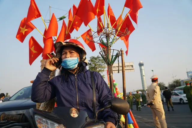 Các CĐV hâm nóng bầu không khí phía ngoài sân bay Nội Bài - Ảnh 8.