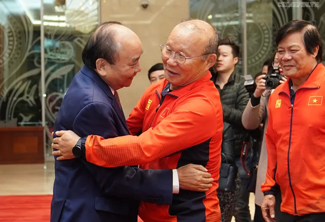  Chùm ảnh: Thủ tướng Nguyễn Xuân Phúc gặp đội tuyển bóng đá Việt Nam - Ảnh 1.