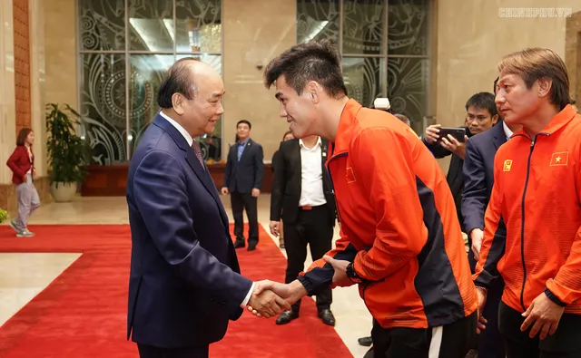  Chùm ảnh: Thủ tướng Nguyễn Xuân Phúc gặp đội tuyển bóng đá Việt Nam - Ảnh 4.