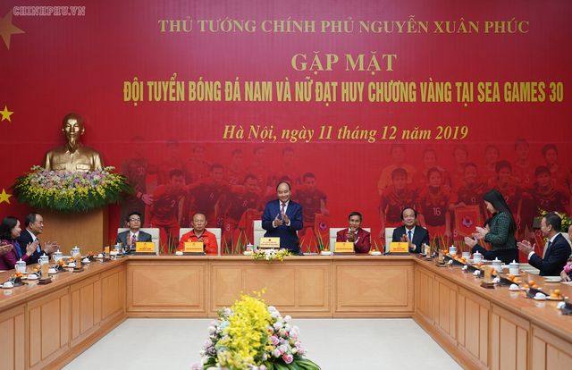  Chùm ảnh: Thủ tướng Nguyễn Xuân Phúc gặp đội tuyển bóng đá Việt Nam - Ảnh 5.