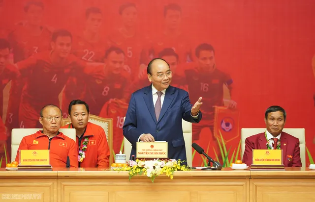  Chùm ảnh: Thủ tướng Nguyễn Xuân Phúc gặp đội tuyển bóng đá Việt Nam - Ảnh 9.