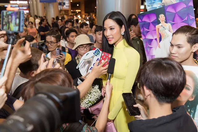 Hoàng Thùy diện áo dài trong ngày trở về sau khi lọt Top 20 Miss Universe 2019 - Ảnh 5. Hoàng Thùy diện áo dài trong ngày trở về sau khi lọt Top 20 Miss Universe 2019 - Ảnh 5.