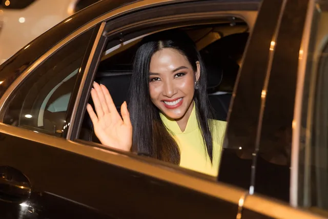 Hoàng Thùy diện áo dài trong ngày trở về sau khi lọt Top 20 Miss Universe 2019 - Ảnh 8. Hoàng Thùy diện áo dài trong ngày trở về sau khi lọt Top 20 Miss Universe 2019 - Ảnh 8.