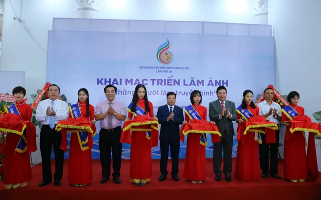 Khai mạc Triển lãm ảnh Những người làm truyền hình tại LHTHTQ lần thứ 39 - Ảnh 2. Khai mạc Triển lãm ảnh Những người làm truyền hình tại LHTHTQ lần thứ 39 - Ảnh 2.