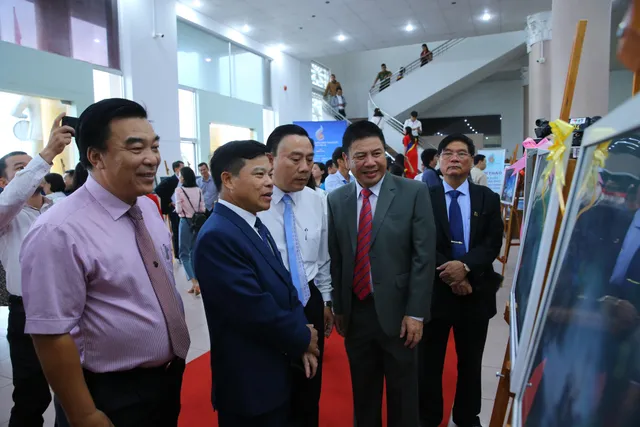Khai mạc Triển lãm ảnh Những người làm truyền hình tại LHTHTQ lần thứ 39 - Ảnh 3. Khai mạc Triển lãm ảnh Những người làm truyền hình tại LHTHTQ lần thứ 39 - Ảnh 3.