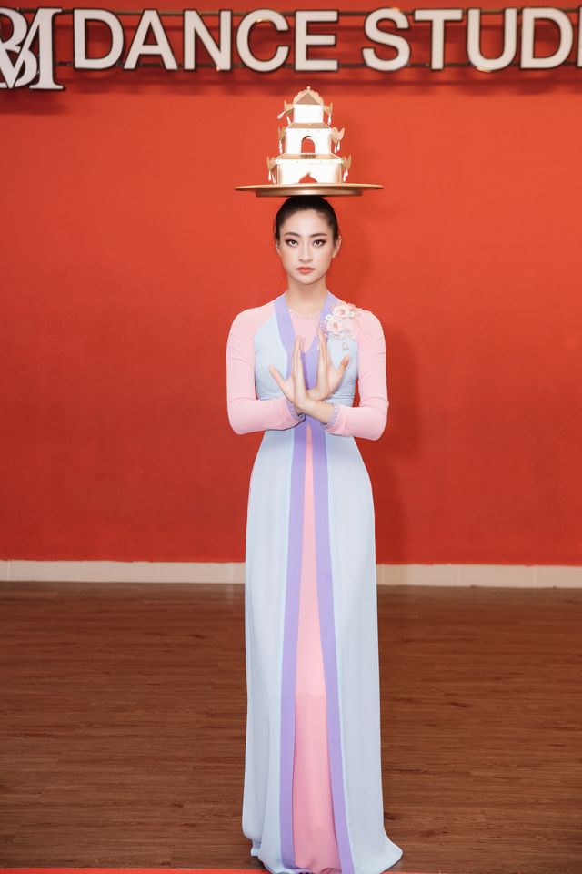 Hoa hậu Lương Thùy Linh mang điệu múa mâm đến Miss World 2019 - Ảnh 1.