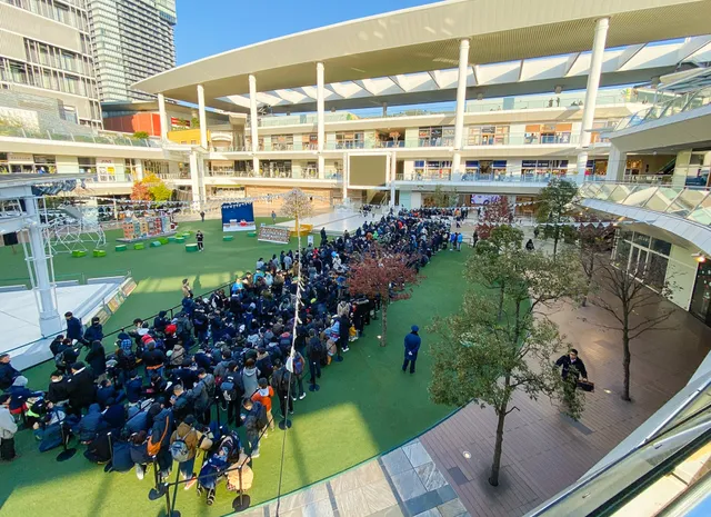 Dân Nhật ùn ùn xếp hàng trong ngày Apple Store khai trương - Ảnh 1.