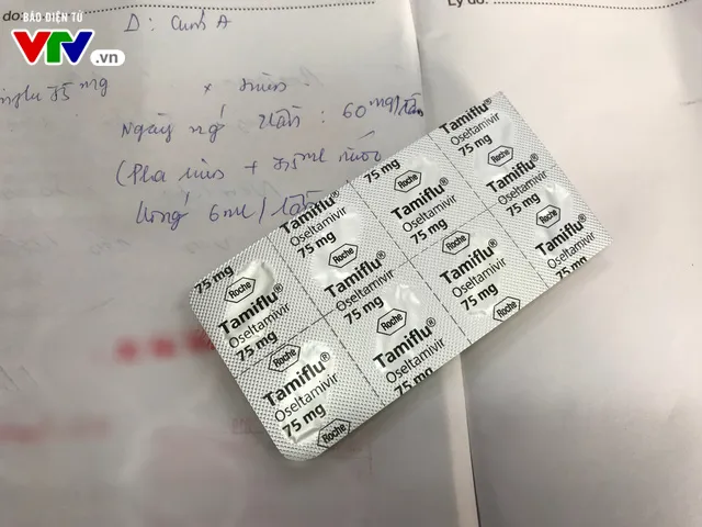 Cúm vào mùa: Thuốc điều trị Tamiflu lại sốt giá? - Ảnh 1.