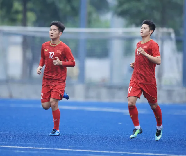 SEA Games 30: U22 Việt Nam tập nhẹ trước trận đấu với U22 Singapore - Ảnh 1.