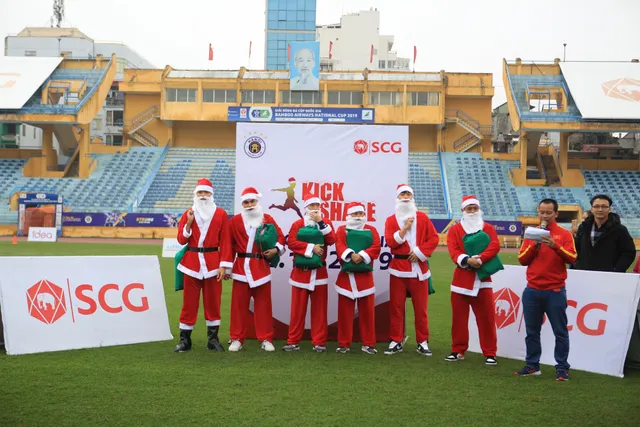 Thành Lương, Văn Quyết và dàn sao Hà Nội FC hóa Ông già Noel tặng quà ở sân Hàng Đẫy - Ảnh 2.