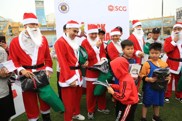 Thành Lương, Văn Quyết và dàn sao Hà Nội FC hóa Ông già Noel tặng quà ở sân Hàng Đẫy - Ảnh 4.