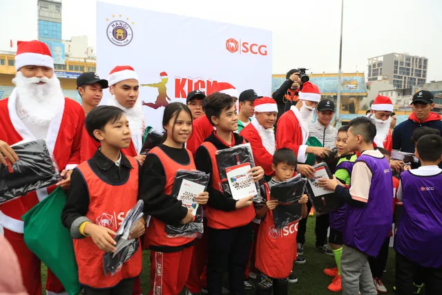 Thành Lương, Văn Quyết và dàn sao Hà Nội FC hóa Ông già Noel tặng quà ở sân Hàng Đẫy - Ảnh 6.