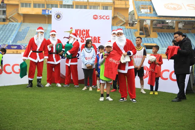 Thành Lương, Văn Quyết và dàn sao Hà Nội FC hóa Ông già Noel tặng quà ở sân Hàng Đẫy - Ảnh 7.