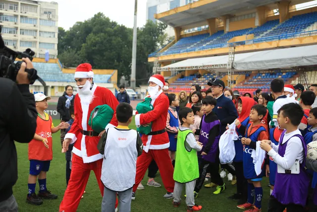 Thành Lương, Văn Quyết và dàn sao Hà Nội FC hóa Ông già Noel tặng quà ở sân Hàng Đẫy - Ảnh 1.