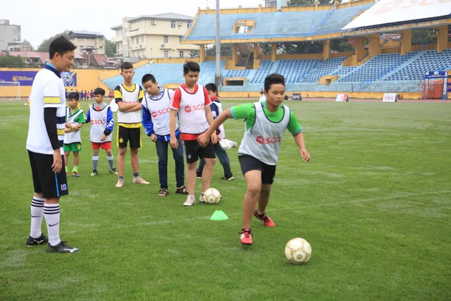 Thành Lương, Văn Quyết và dàn sao Hà Nội FC hóa Ông già Noel tặng quà ở sân Hàng Đẫy - Ảnh 9.