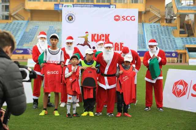 Thành Lương, Văn Quyết và dàn sao Hà Nội FC hóa Ông già Noel tặng quà ở sân Hàng Đẫy - Ảnh 8.