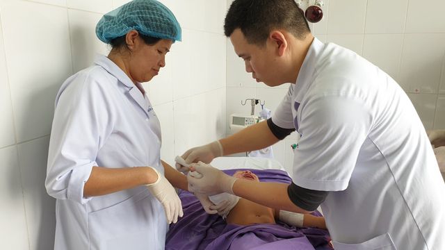 Ngã vào nồi lẩu, trẻ bỏng nặng nhập viện - Ảnh 1.