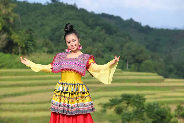 Sao mai Lương Hải Yến suýt ngã vì trèo núi cao quay MV “Bài ca trên núi” - Ảnh 5.