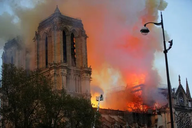 Dù đang được trùng tu, Nhà thờ Đức Bà Paris vẫn chưa thoát khỏi nguy hiểm - Ảnh 1.