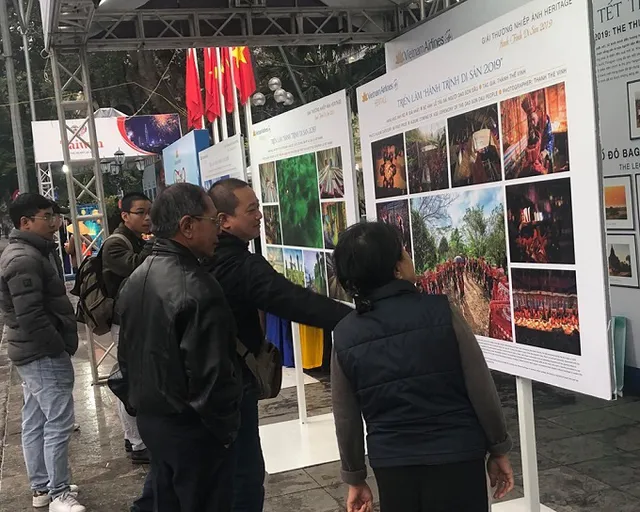 
Visitors admire the photos on display at the exhibition. (Photo: baotintuc.vn)
