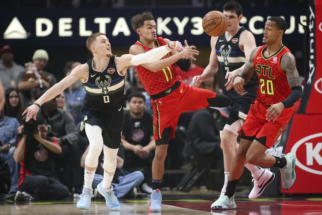 Trae Young gặp chấn thương mắt cá chân ở trận gặp Milwaukee Bucks - Ảnh 1.