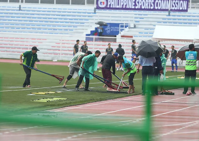 SEA Games 30: Mưa lớn, Ban tổ chức nỗ lực để trận đấu U22 Thái Lan - U22 Lào không bị hoãn! - Ảnh 11.