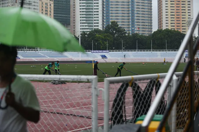 SEA Games 30: Mưa lớn, Ban tổ chức nỗ lực để trận đấu U22 Thái Lan - U22 Lào không bị hoãn! - Ảnh 9.