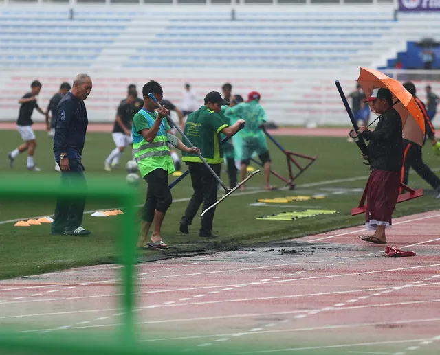 SEA Games 30: Mưa lớn, Ban tổ chức nỗ lực để trận đấu U22 Thái Lan - U22 Lào không bị hoãn! - Ảnh 5.