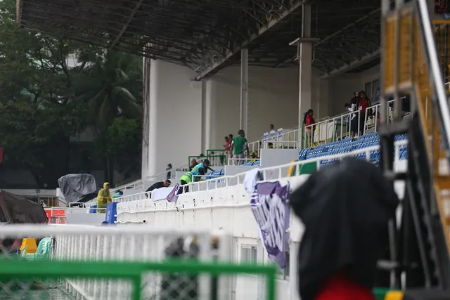 SEA Games 30: Mưa lớn, Ban tổ chức nỗ lực để trận đấu U22 Thái Lan - U22 Lào không bị hoãn! - Ảnh 4.