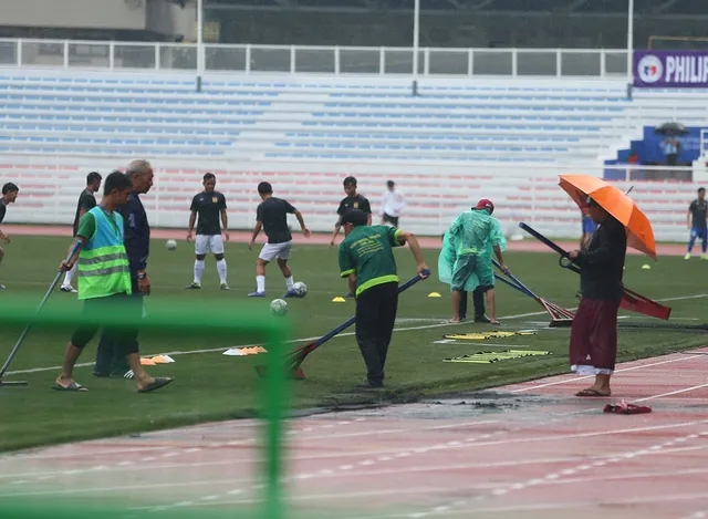 SEA Games 30: Mưa lớn, Ban tổ chức nỗ lực để trận đấu U22 Thái Lan - U22 Lào không bị hoãn! - Ảnh 3.