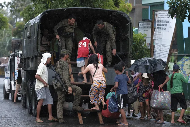 Bão Kammuri tấn công Philippines, 1 người thiệt mạng - Ảnh 1.