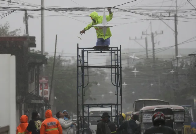 Bão Kammuri tấn công Philippines, 1 người thiệt mạng - Ảnh 3.