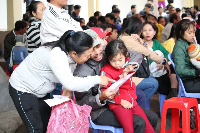 Hàng trăm em nhỏ tại tỉnh Khánh Hòa được khám sàng lọc tim bẩm sinh miễn phí - Ảnh 2.