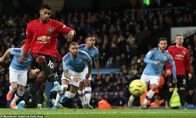 Man City 1-2 Man Utd: Thất bại sân nhà, hụt hơi cuộc đua vô địch - Ảnh 1.